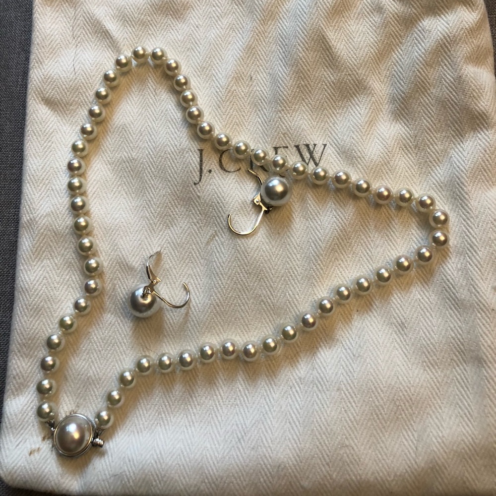 Set of pearl earrings and necklace